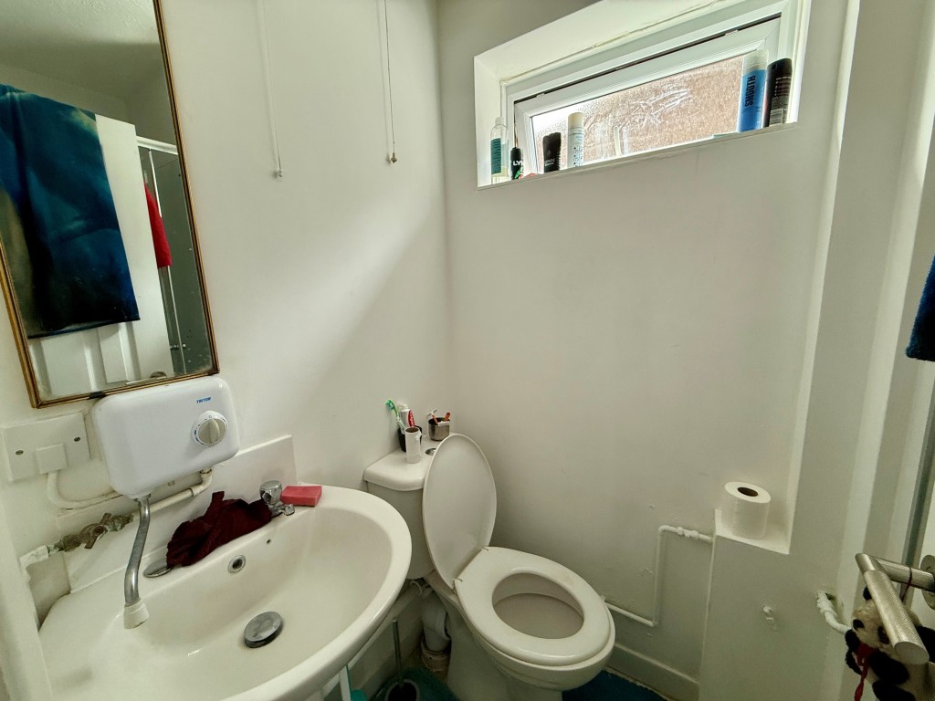 Lot: 148 - FREEHOLD BLOCK OF SIX FLATS FOR INVESTMENT - Shower room with W.C.
